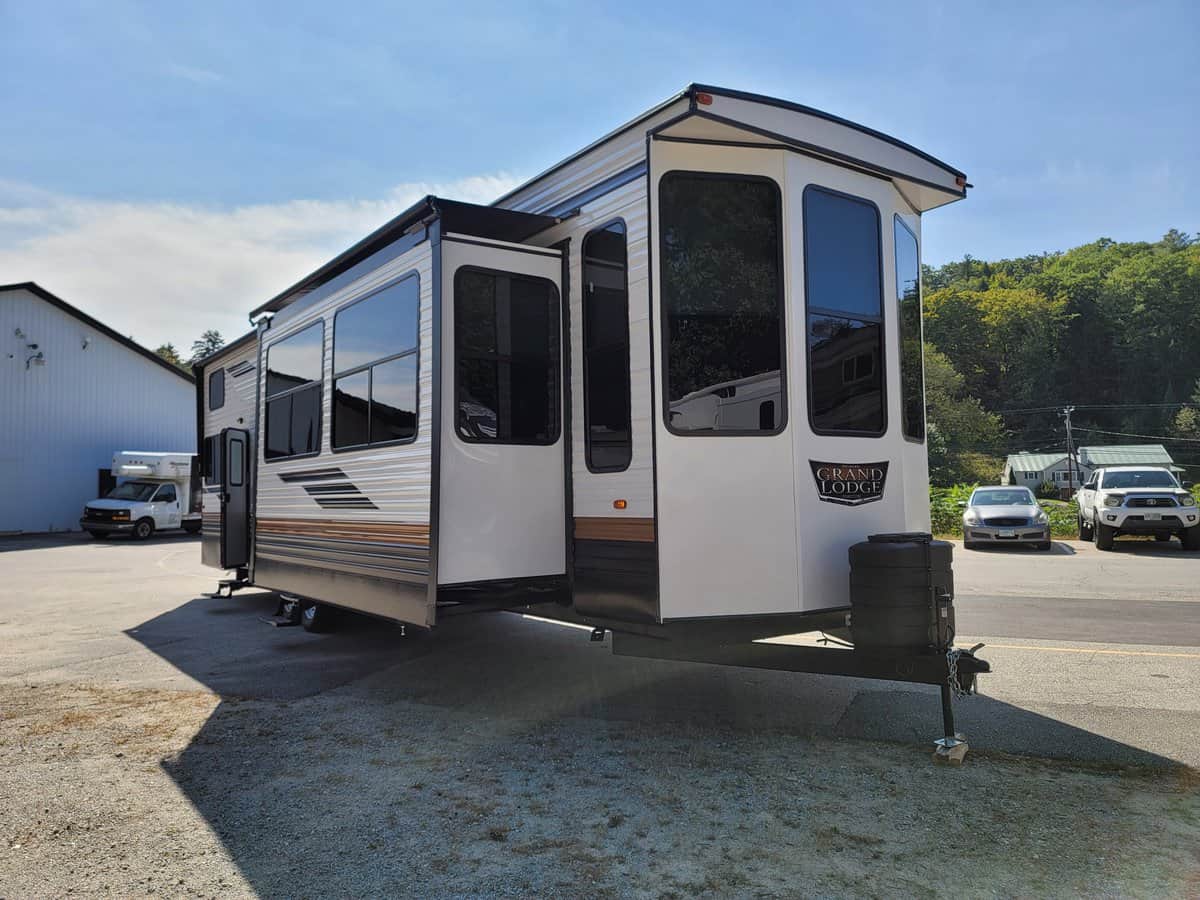 NEW 2024 FOREST RIVER WILDWOOD 42FLDL Weare, NH